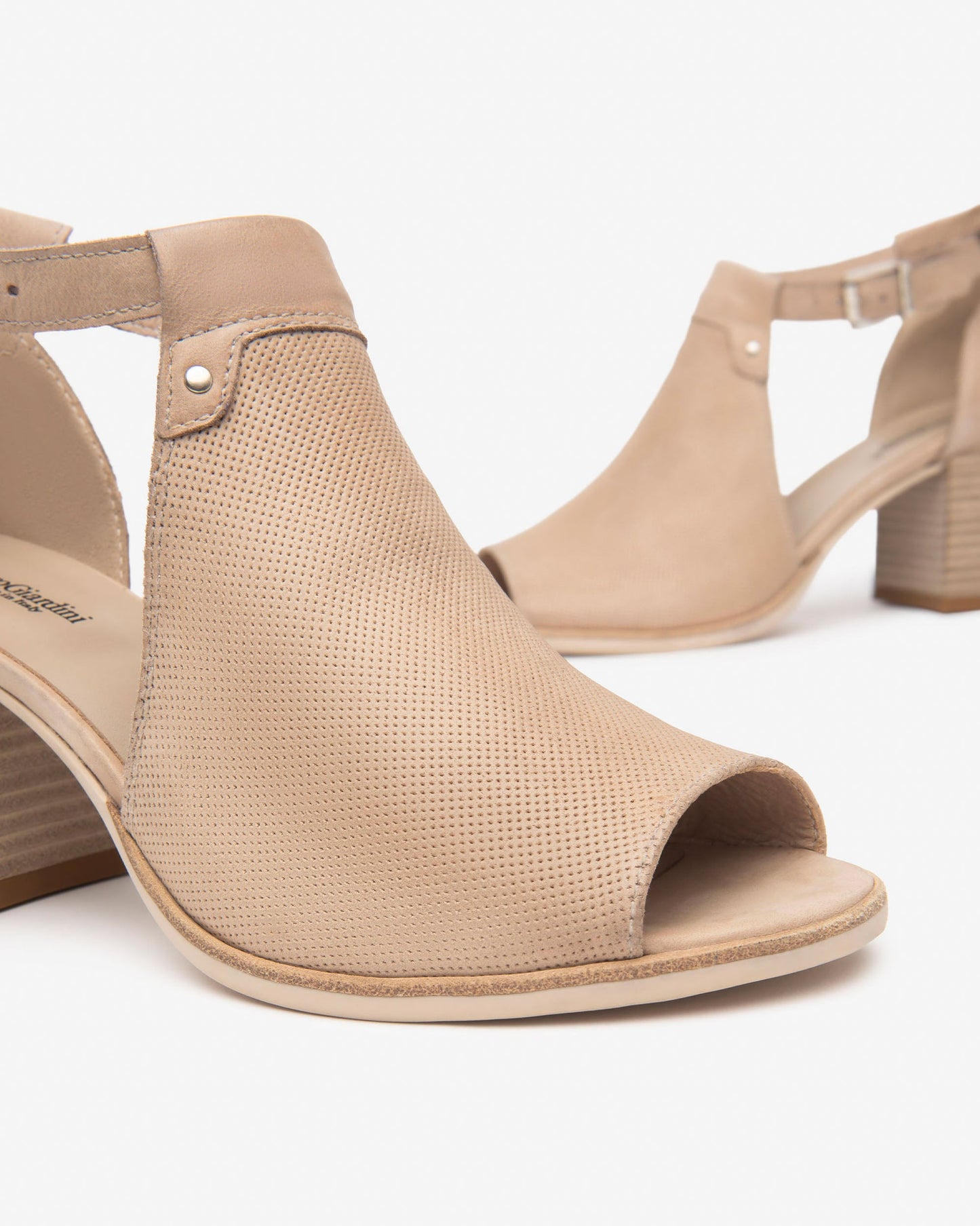 Beige sandalen van Chiles