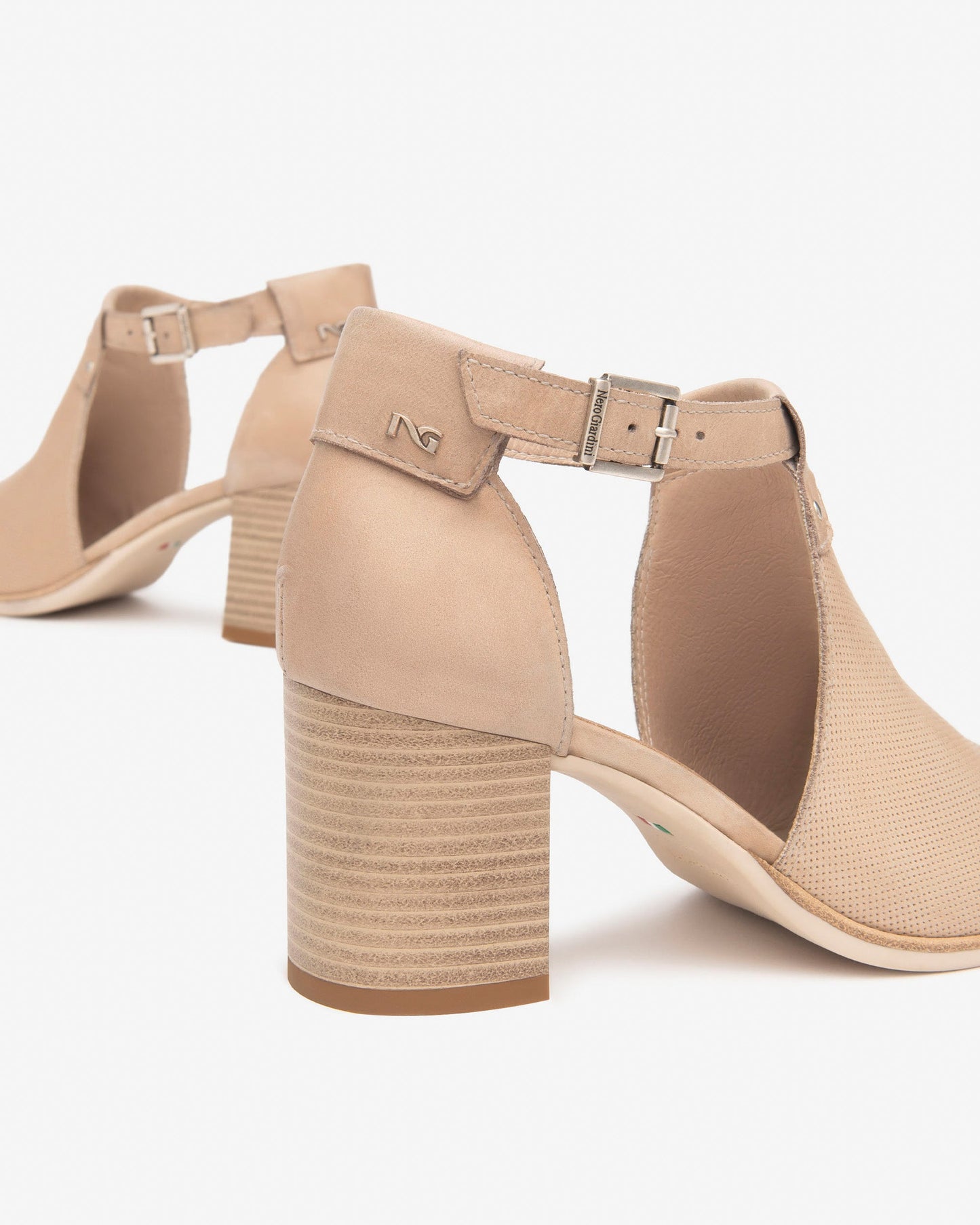 Beige sandalen van Chiles