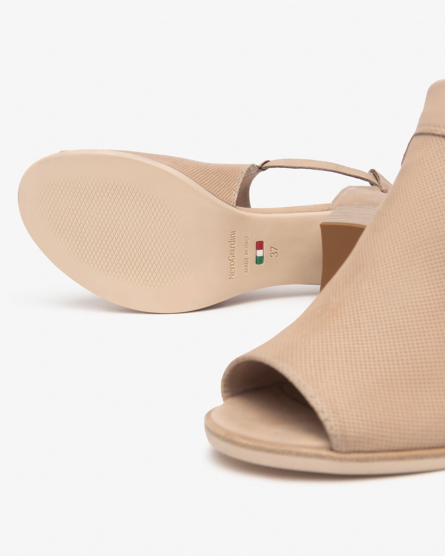 Beige sandalen van Chiles