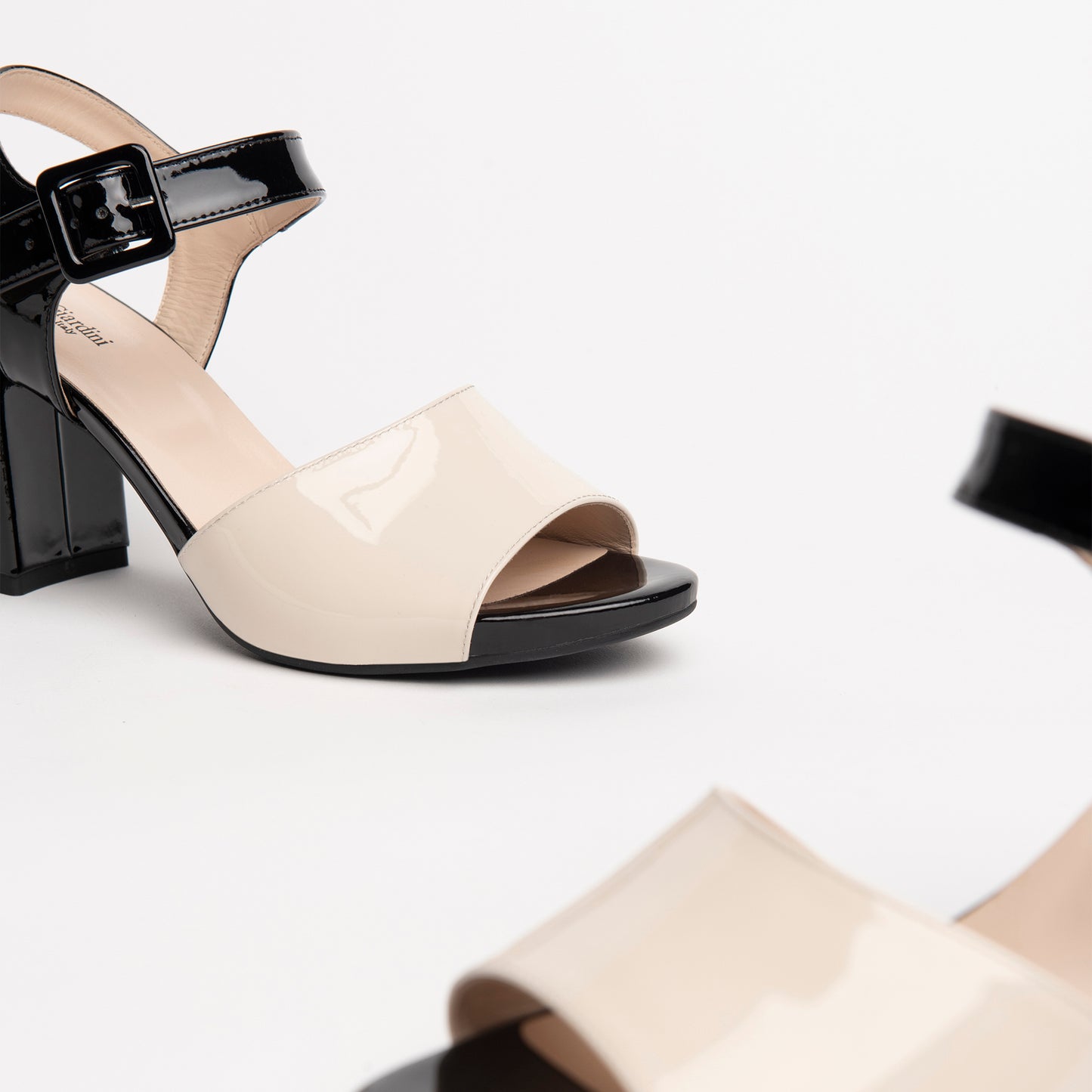 Zwarte Frangipani-sandalen