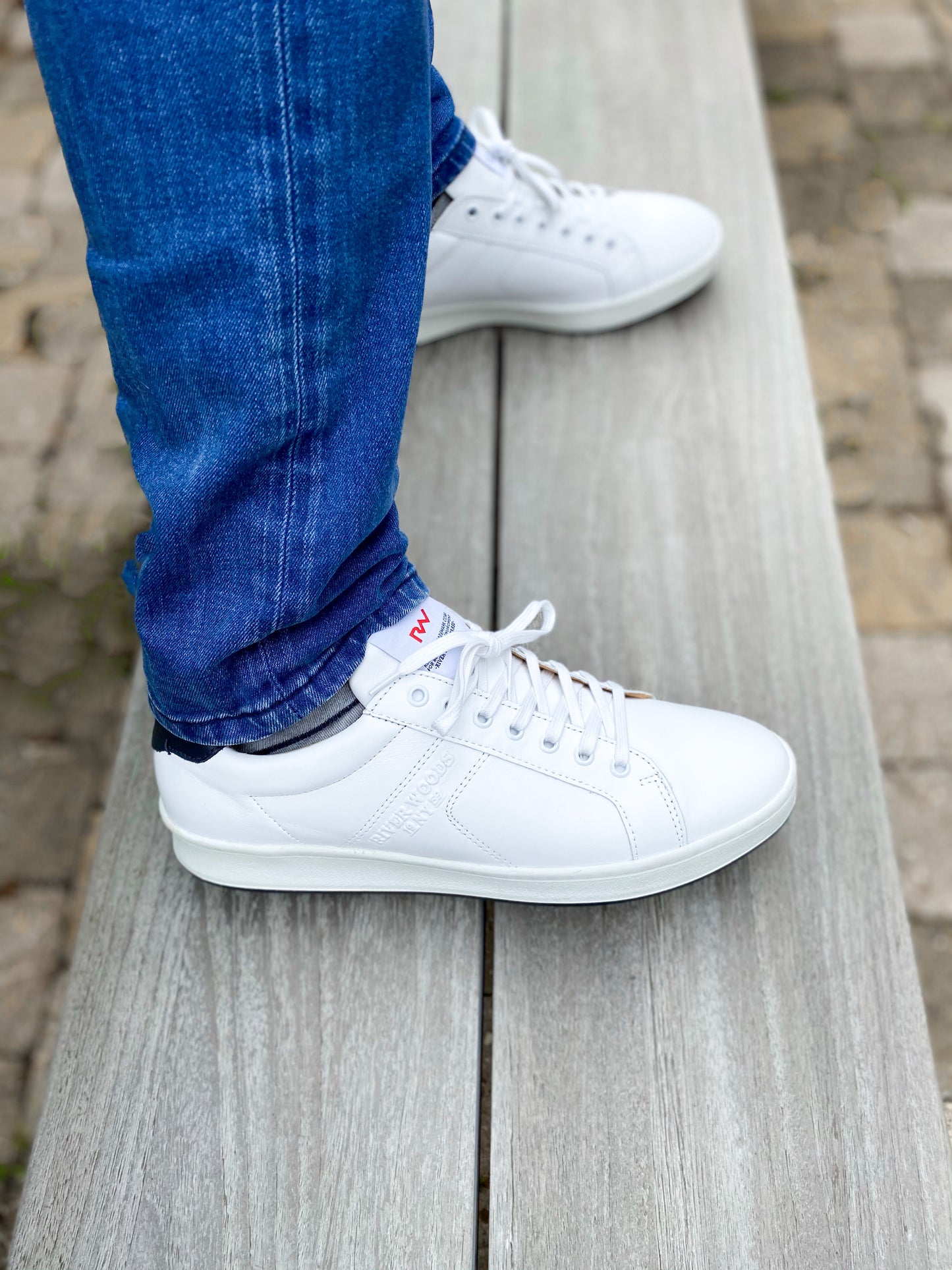 Weiße Basar-Turnschuhe