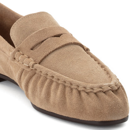 Beige geraffte Loafer