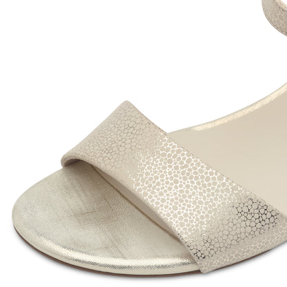 Goldene Singaraja-Sandalen