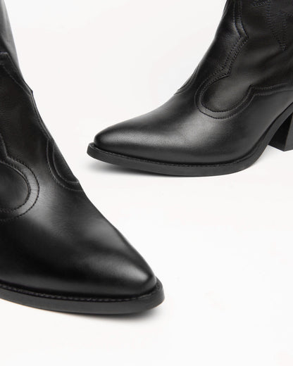Schwarze Eriobotrya-Stiefel