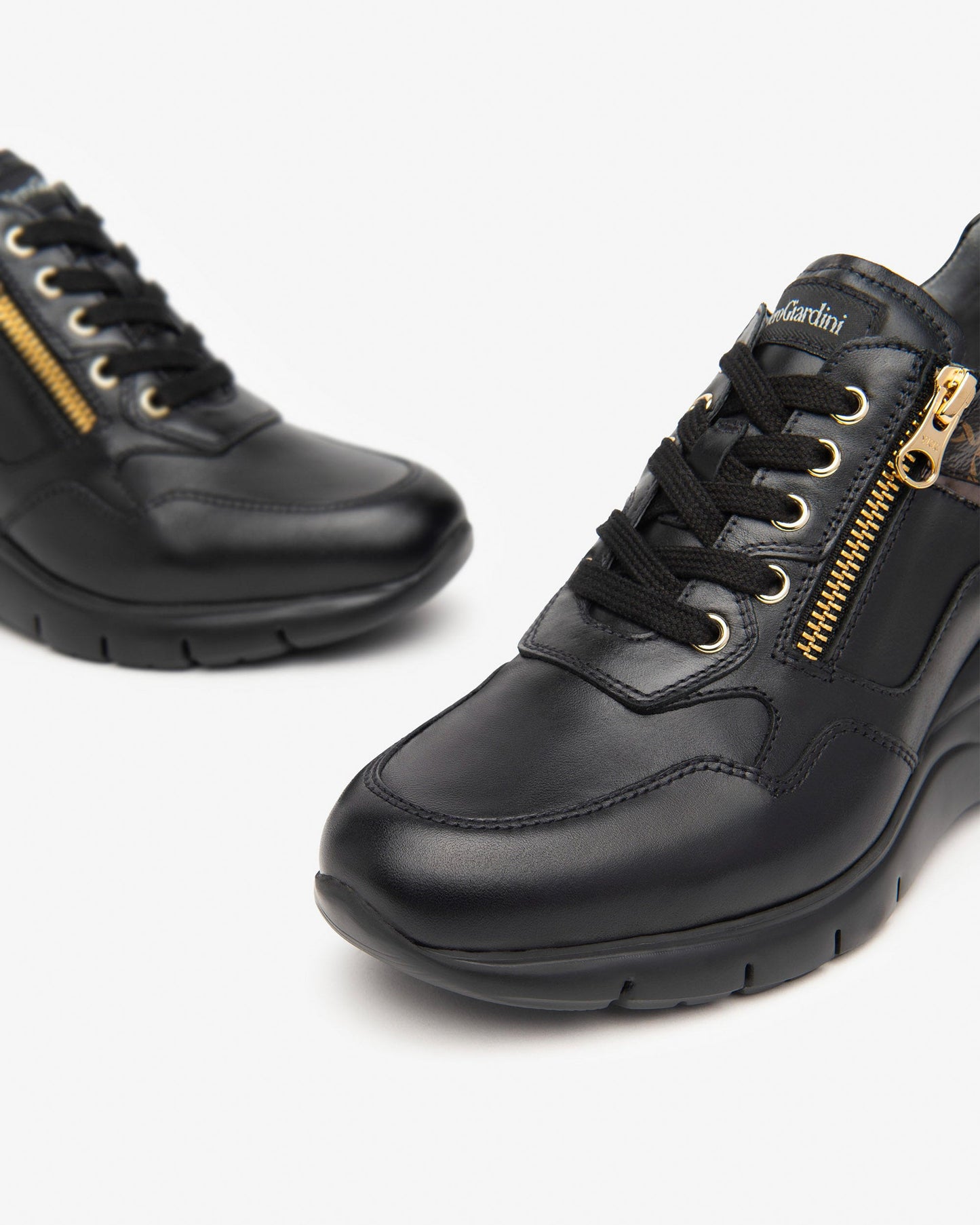 Schwarze Nashi-Sneakers