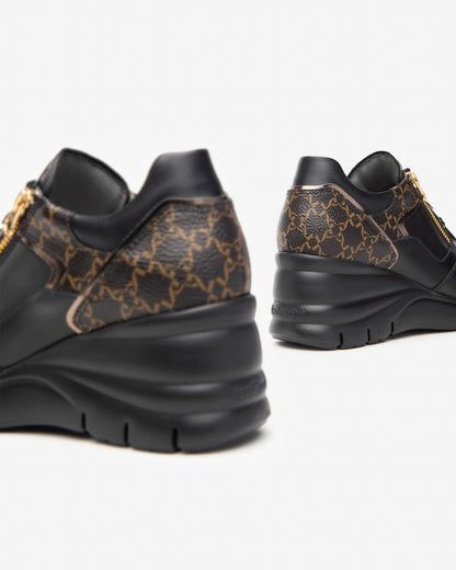 Schwarze Nashi-Sneakers