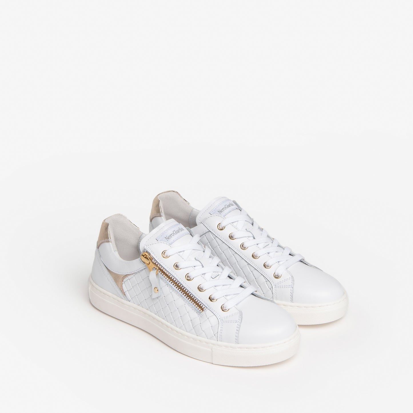 Witte waardige sneakers