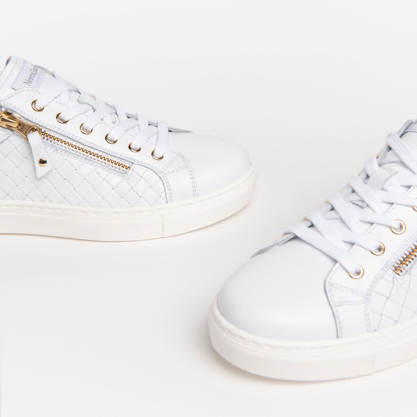 Witte waardige sneakers