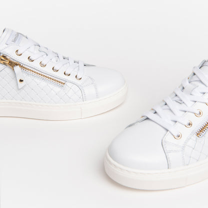 Witte waardige sneakers