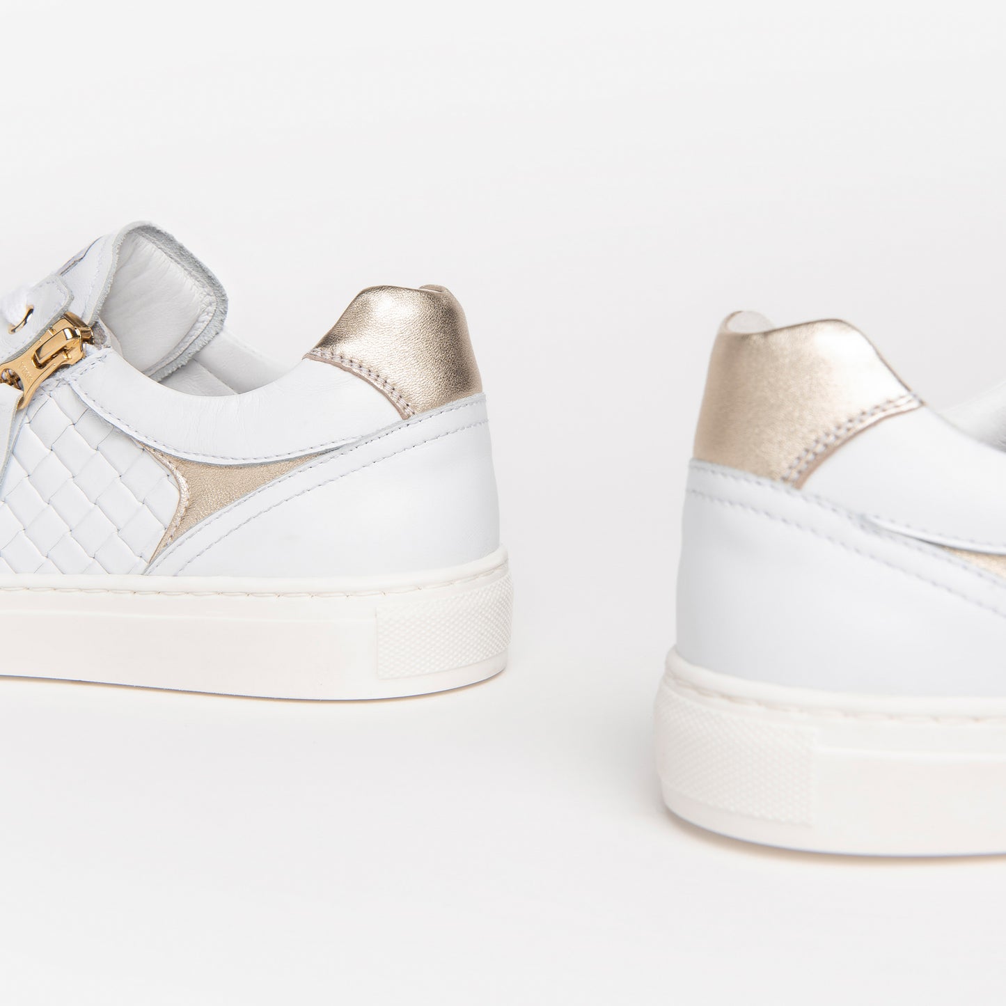 Witte waardige sneakers