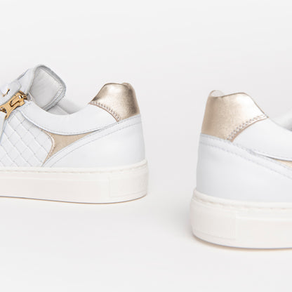 Witte waardige sneakers