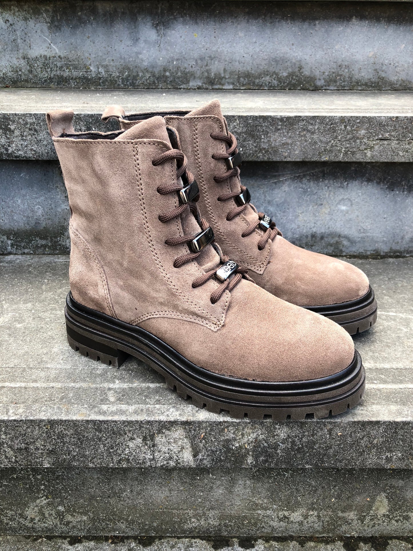 Cor-Stiefel in Taupe